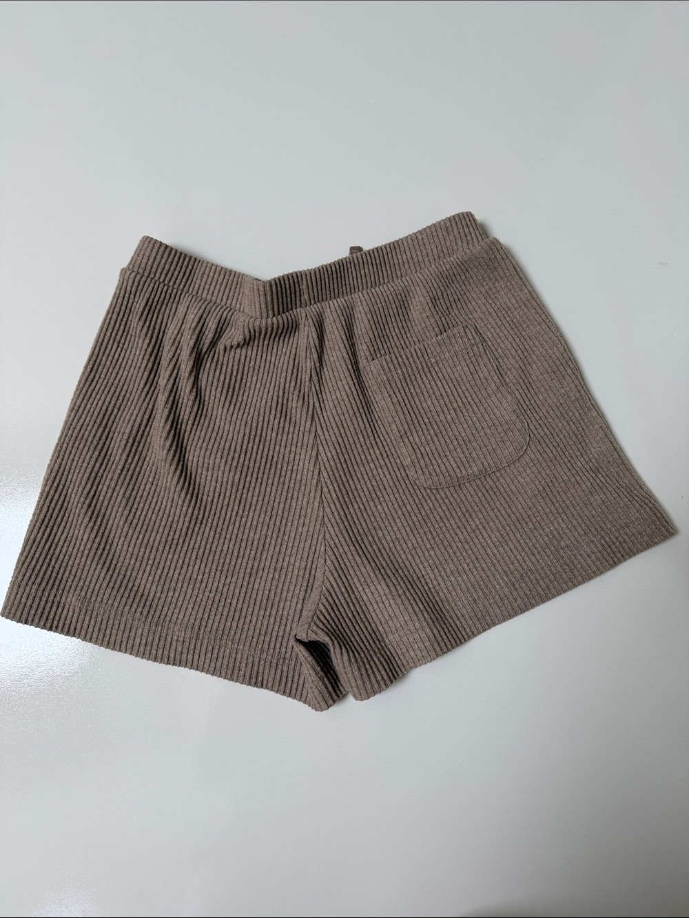 Alo Yoga Muse Ribbed Shorts In Gravel Heather - Picture 3 of 5